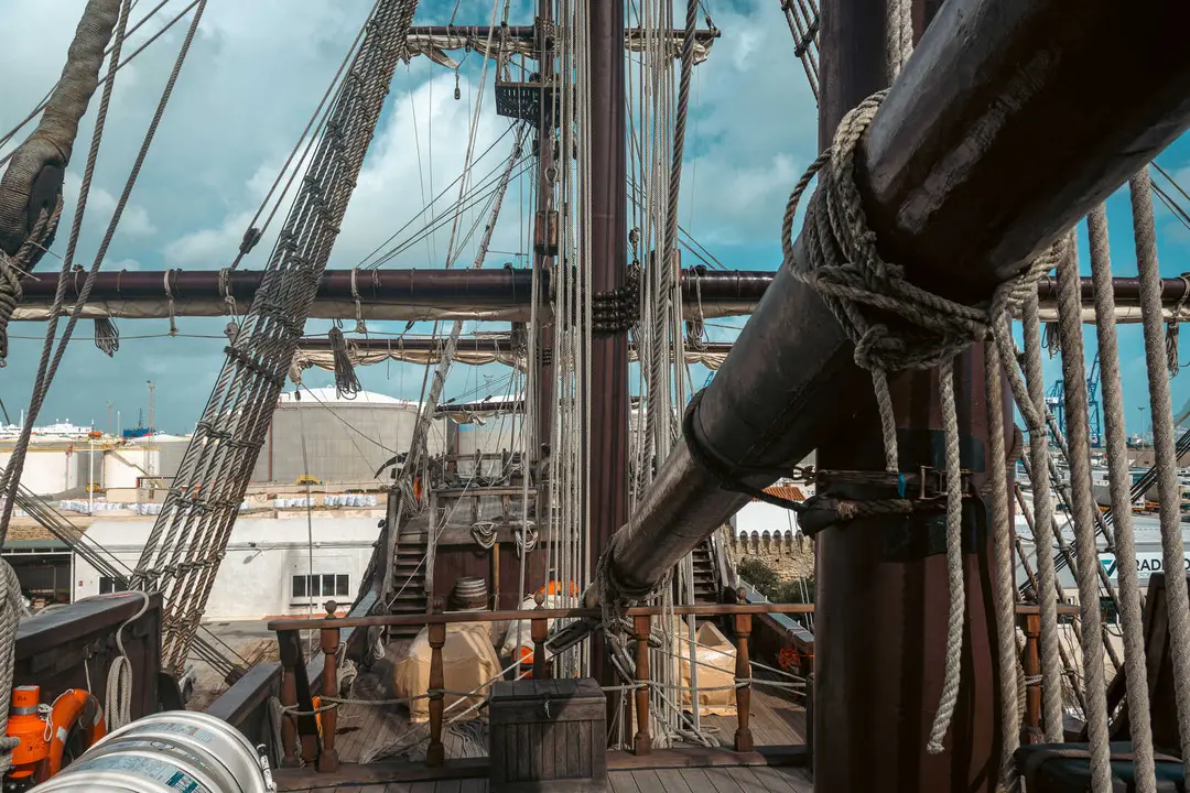 En las entra&ntilde;as del Gale&oacute;n Andaluc&iacute;a, durante su puesta a punto en New Varadero Isla Verde 34 - FOTO: FJ Ben&iacute;tez