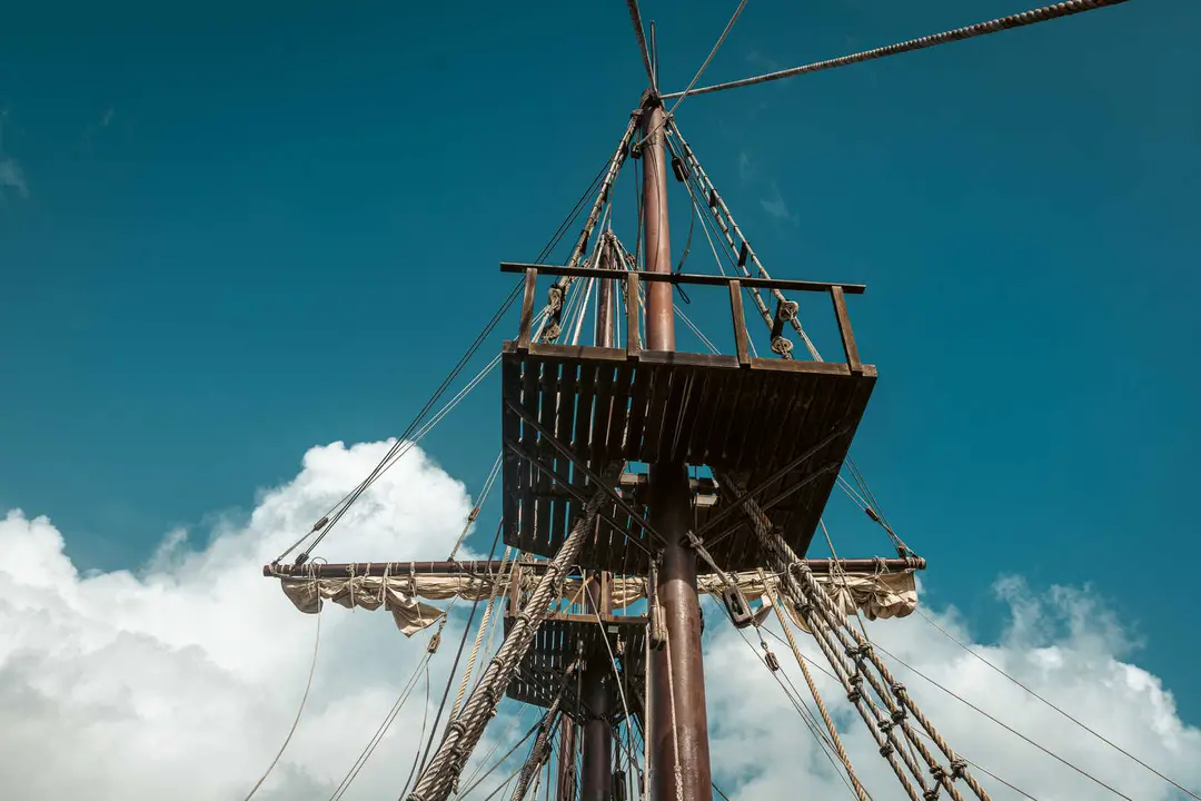 En las entra&ntilde;as del Gale&oacute;n Andaluc&iacute;a, durante su puesta a punto en New Varadero Isla Verde 35 - FOTO: FJ Ben&iacute;tez