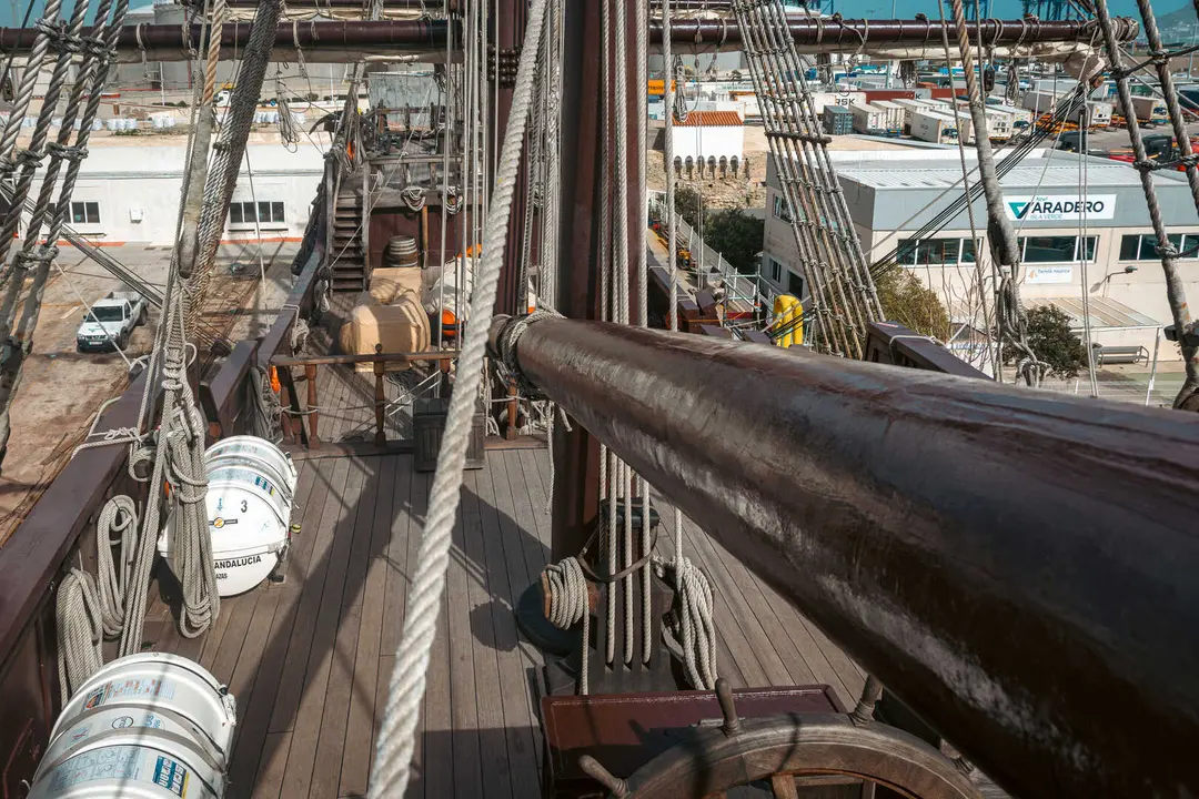 En las entra&ntilde;as del Gale&oacute;n Andaluc&iacute;a, durante su puesta a punto en New Varadero Isla Verde 36 - FOTO: FJ Ben&iacute;tez