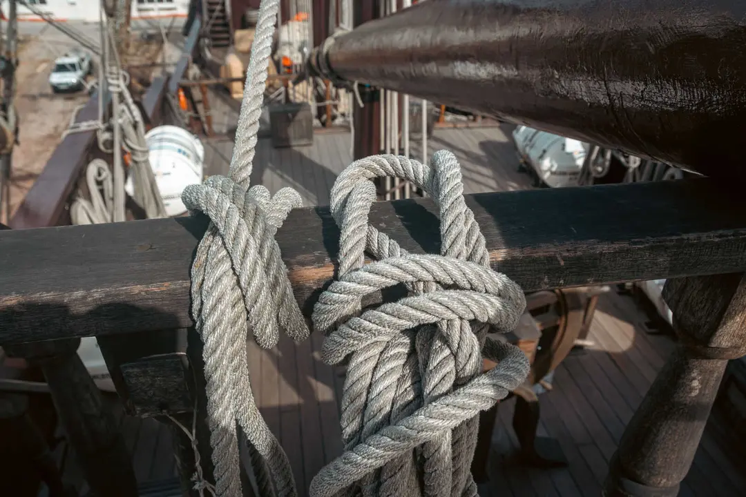 En las entra&ntilde;as del Gale&oacute;n Andaluc&iacute;a, durante su puesta a punto en New Varadero Isla Verde 37 - FOTO: FJ Ben&iacute;tez