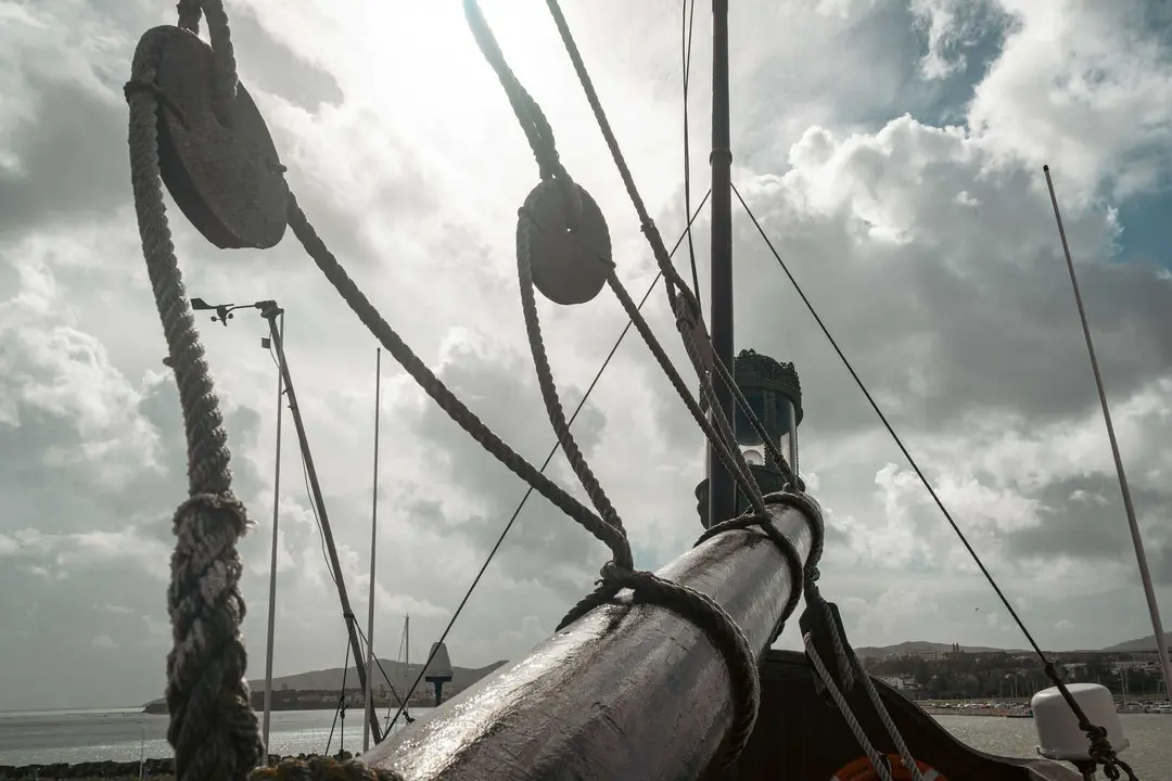 En las entra&ntilde;as del Gale&oacute;n Andaluc&iacute;a, durante su puesta a punto en New Varadero Isla Verde 38 - FOTO: FJ Ben&iacute;tez