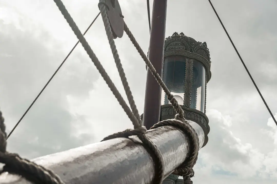 En las entra&ntilde;as del Gale&oacute;n Andaluc&iacute;a, durante su puesta a punto en New Varadero Isla Verde 39 - FOTO: FJ Ben&iacute;tez