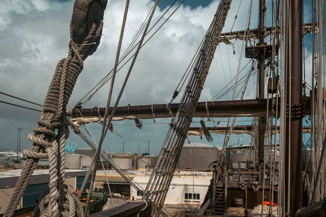 En las entra&ntilde;as del Gale&oacute;n Andaluc&iacute;a, durante su puesta a punto en New Varadero Isla Verde 41 - FOTO: FJ Ben&iacute;tez