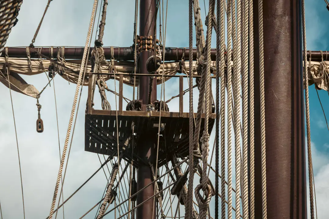 En las entra&ntilde;as del Gale&oacute;n Andaluc&iacute;a, durante su puesta a punto en New Varadero Isla Verde 42 - FOTO: FJ Ben&iacute;tez