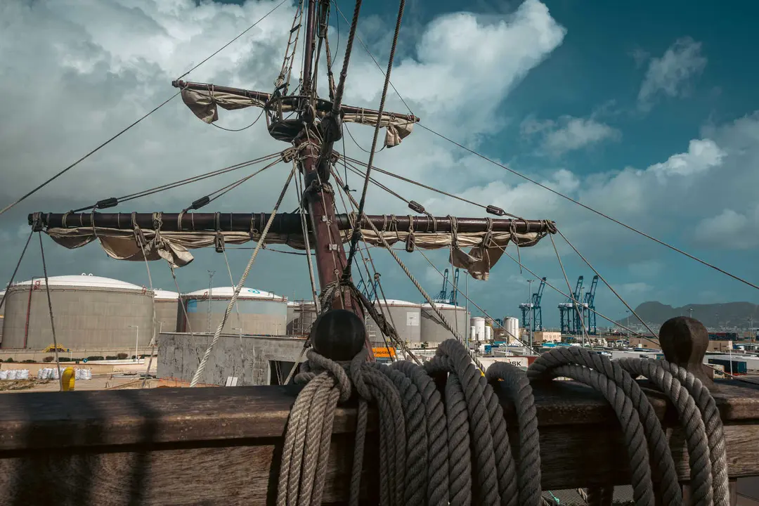 En las entra&ntilde;as del Gale&oacute;n Andaluc&iacute;a, durante su puesta a punto en New Varadero Isla Verde 43 - FOTO: FJ Ben&iacute;tez