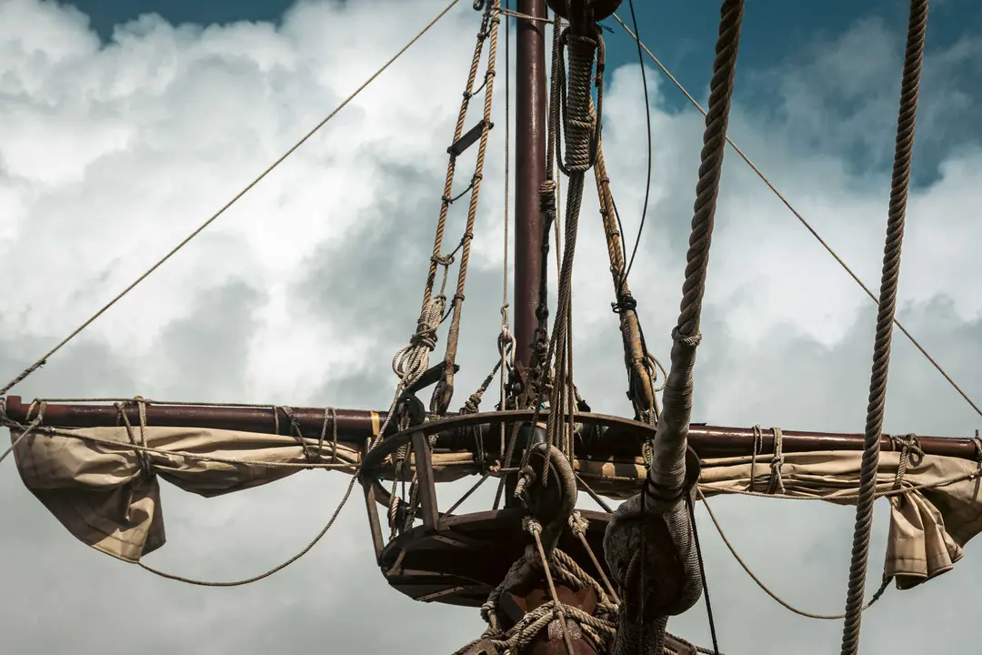 En las entra&ntilde;as del Gale&oacute;n Andaluc&iacute;a, durante su puesta a punto en New Varadero Isla Verde 44 - FOTO: FJ Ben&iacute;tez
