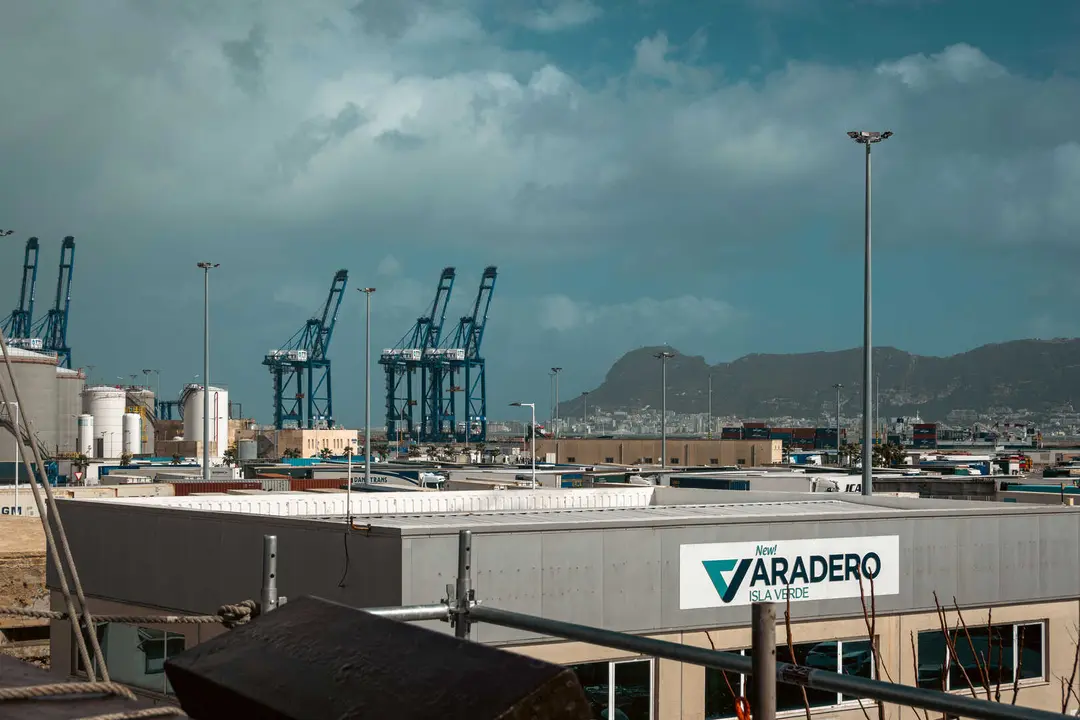 En las entra&ntilde;as del Gale&oacute;n Andaluc&iacute;a, durante su puesta a punto en New Varadero Isla Verde 45 - FOTO: FJ Ben&iacute;tez
