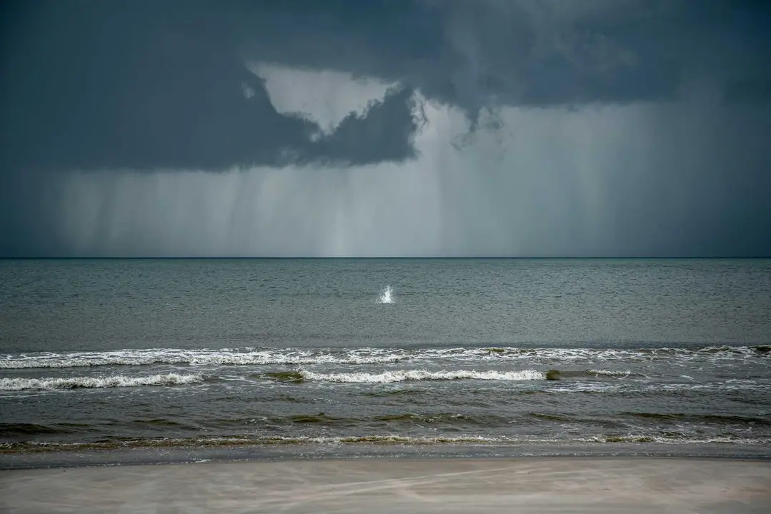 Cortina de lluvia descargando sobre el mar durante la jornada de inestabilidad en el Estrecho.