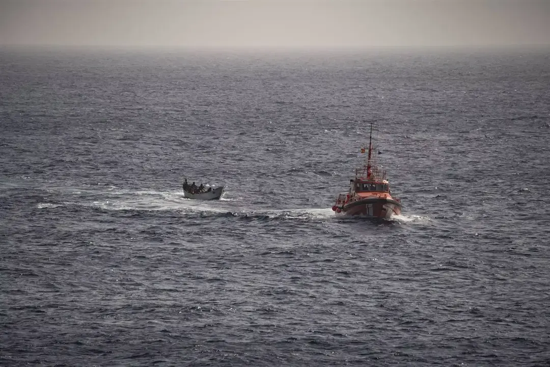 Rescate de una embarcaci&oacute;n por parte de una Salvamar de Salvamento Mar&iacute;timo.