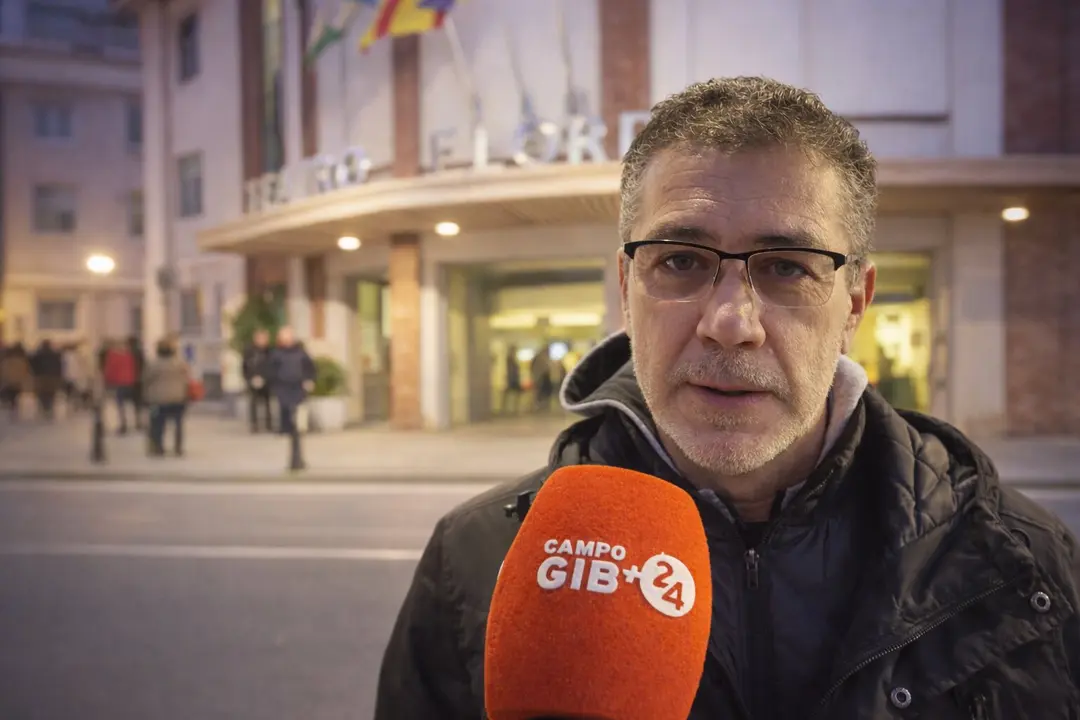 Daniel Gavil&aacute;n explica el proyecto CarnavaWiky a las puertas del Teatro Florida de Algeciras.