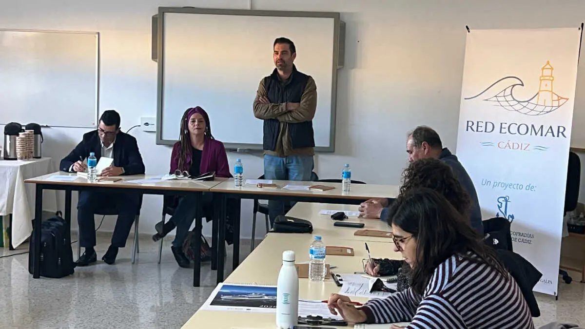 La jornada ha reunido a profesionales del marisqueo, investigadores y representantes institucionales con el objetivo de analizar la situaci&oacute;n actual de los recursos marisqueros en los caladeros de La Atunara