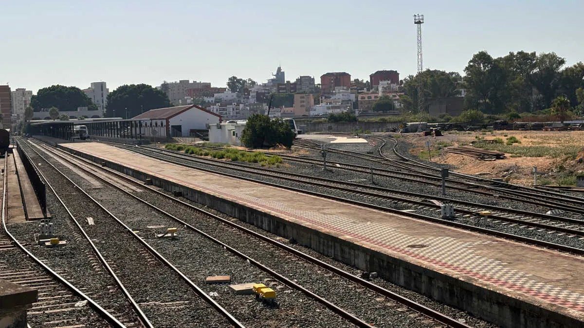 El Administrador de Infraestructuras Ferroviarias (Adif) no ha comunicado un calendario cerrado para la reapertura total del tramo afectado