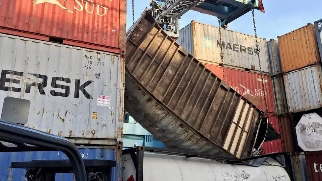 Contenedor inclinado tras precipitarse durante las maniobras de carga en la terminal portuaria de Algeciras - Bomberos Cádiz