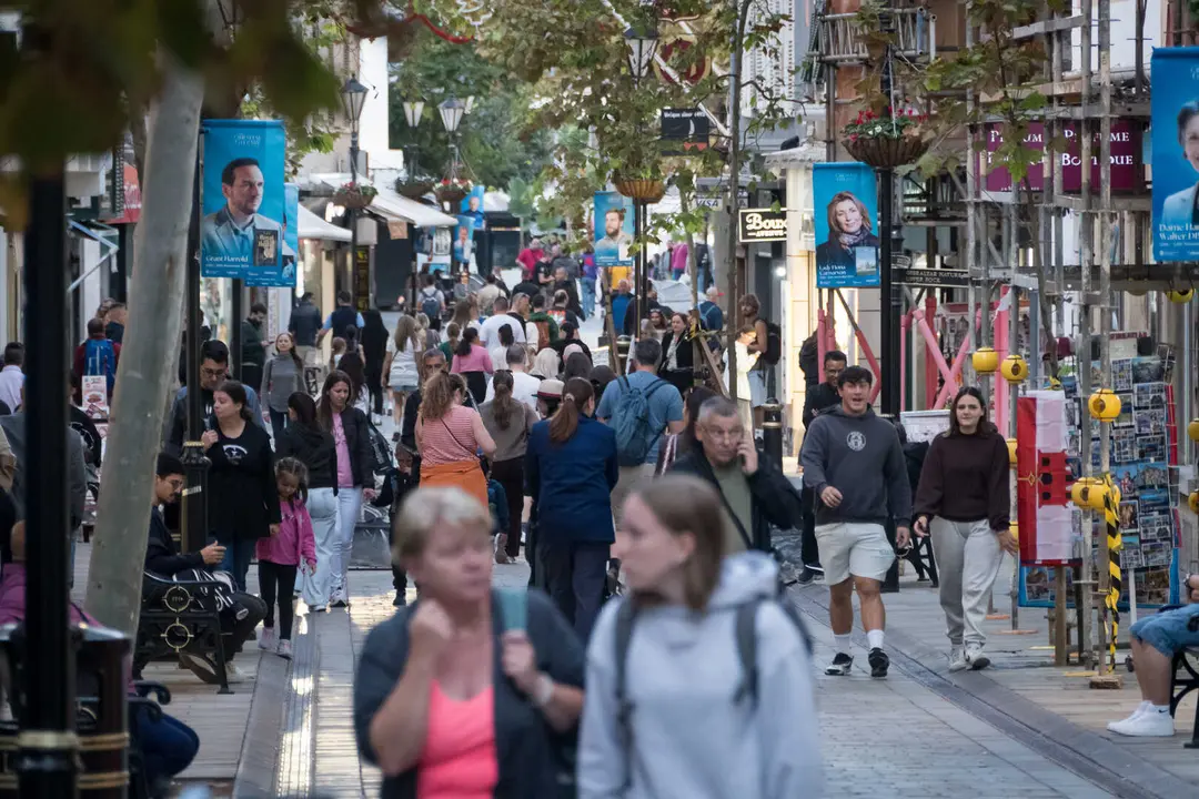 Vista de una calle comercial de Gibraltar con afluencia de peatones en una jornada habitual - FOTO: FJ Ben&iacute;tez