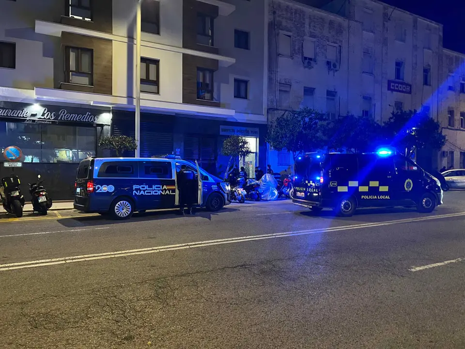 Agentes intervienen en la zona de aparcamiento de motos de la avenida Fuerzas Armadas.