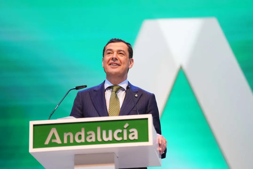 Juanma Moreno durante su intervenci&oacute;n en la gala del D&iacute;a de Andaluc&iacute;a celebrada en el Teatro de la Maestranza.