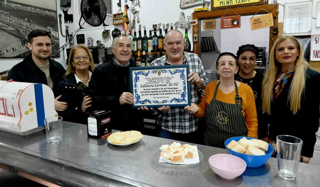 Imagen de la entrega de la placa de &lsquo;Establecimiento con Solera&rsquo; a la Cafeter&iacute;a Correos &lsquo;Ali Oli&rsquo;.