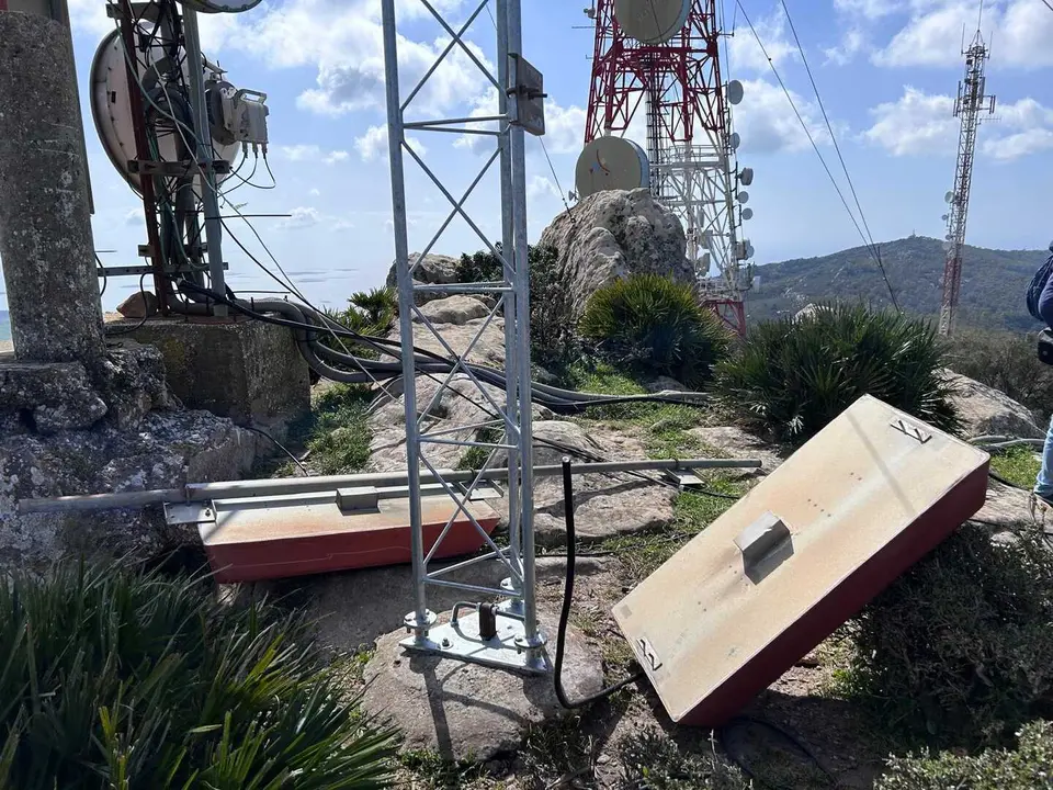 Restos de materiales y chatarra acumulados en el entorno de la Silla del Papa, dentro del Parque Natural del Estrecho.