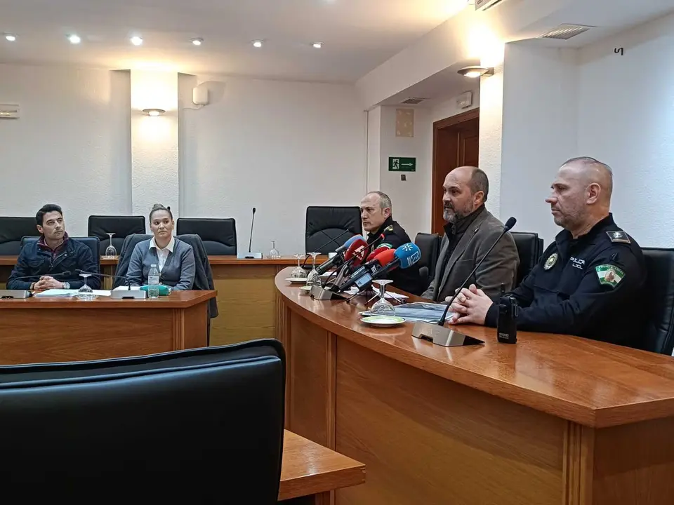 El alcalde Miguel Alconchel durante la rueda de prensa en la que se detallaron los da&ntilde;os del temporal en Los Barrios.