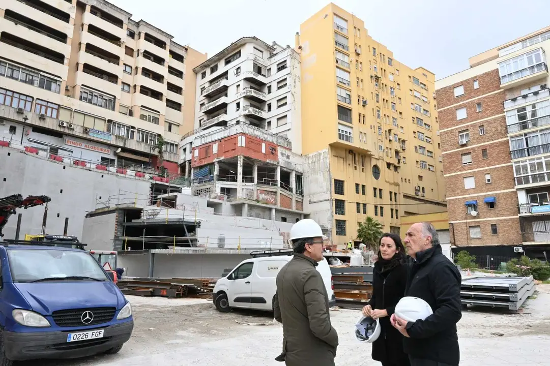 El alcalde Jos&eacute; Ignacio Landaluce y la delegada de Urbanismo durante la visita a las obras del Jard&iacute;n Vertical de La Escalinata.
