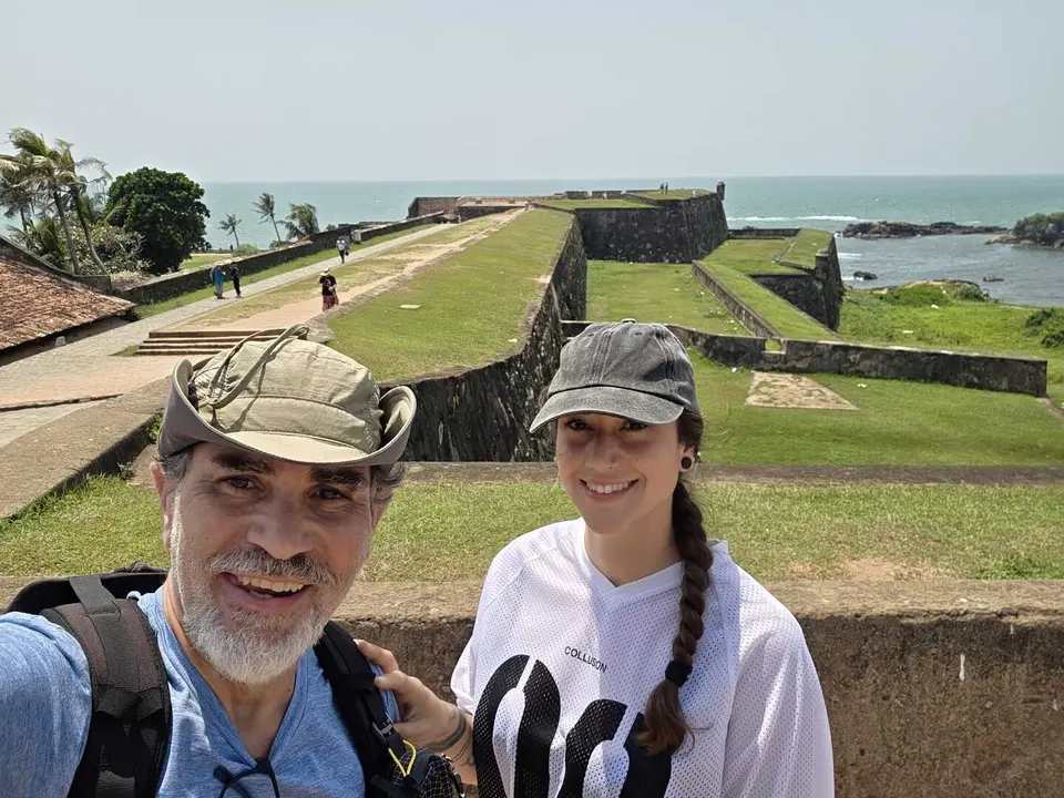 Daniel D&iacute;az y su hija Damaris, durante su estancia forzosa en Om&aacute;n tras la cancelaci&oacute;n de su vuelo de regreso.