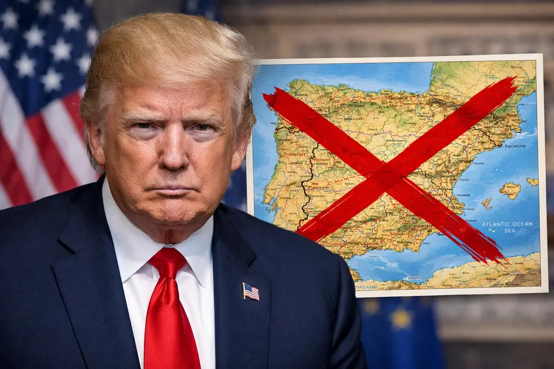 Donald Trump durante una comparecencia oficial con un mapa de Espa&ntilde;a tachado al fondo - FOTO: IA