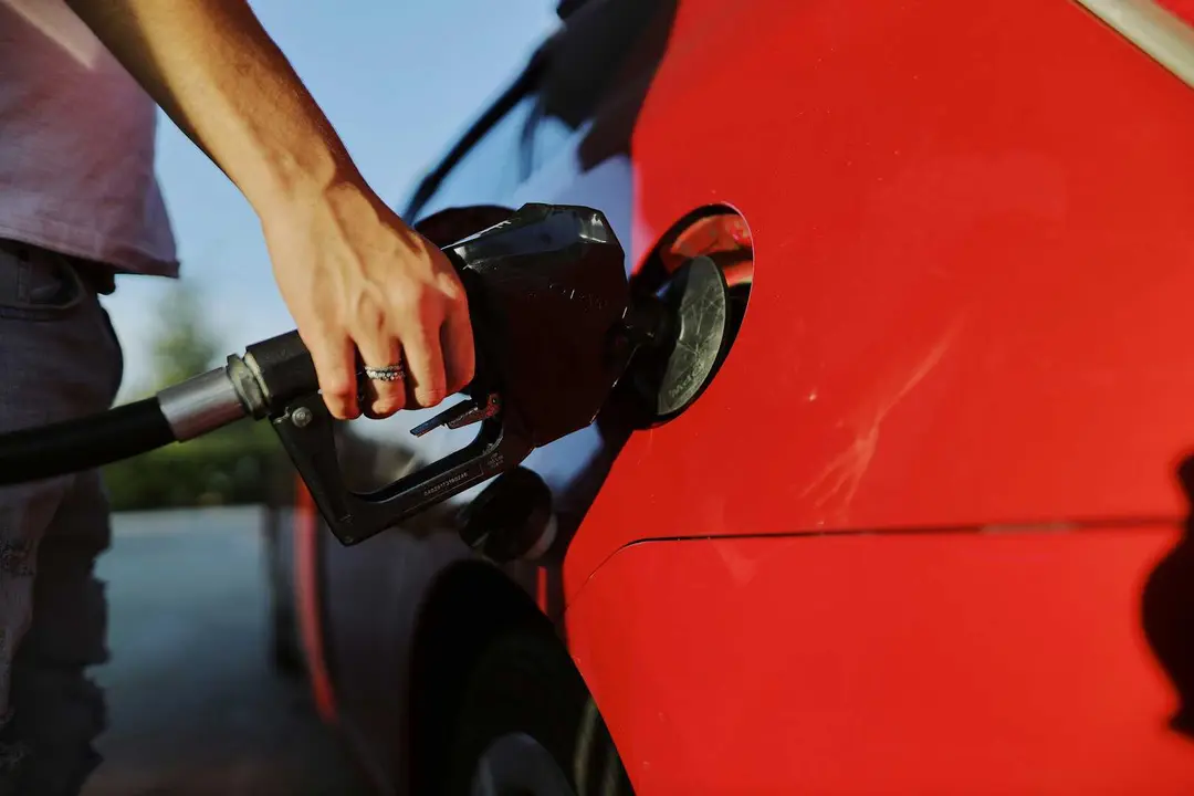 Veh&iacute;culos repostando en una gasolinera en un contexto de subida del precio del petr&oacute;leo en los mercados internacionales.