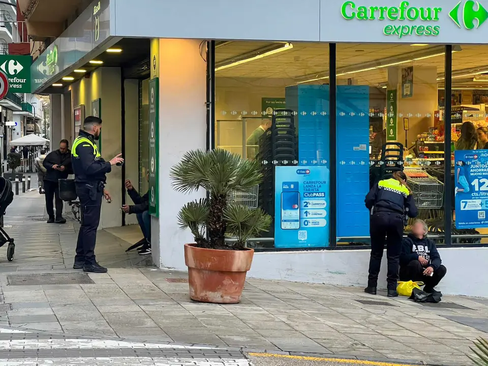 Intervenci&oacute;n de la Polic&iacute;a Local durante el altercado registrado en la calle Alfonso XI, en pleno centro de Algeciras.