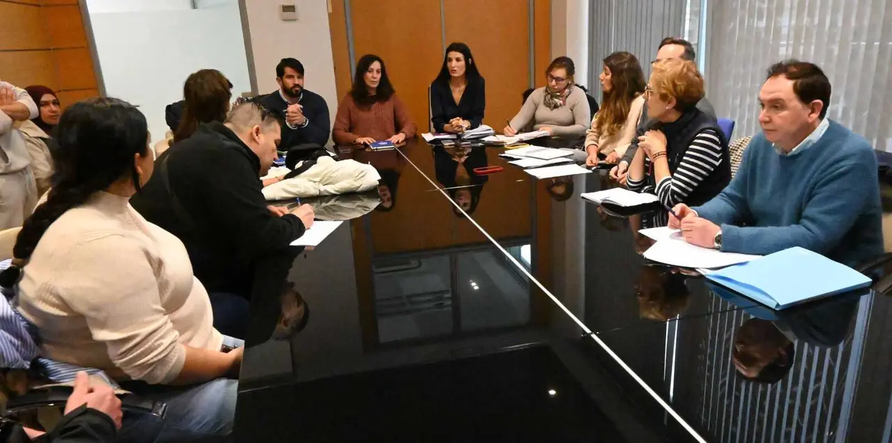 Un momento de la reuni&oacute;n mantenida con vecinos de los bloques desalojados del sector CA-8 de La Pi&ntilde;era.
