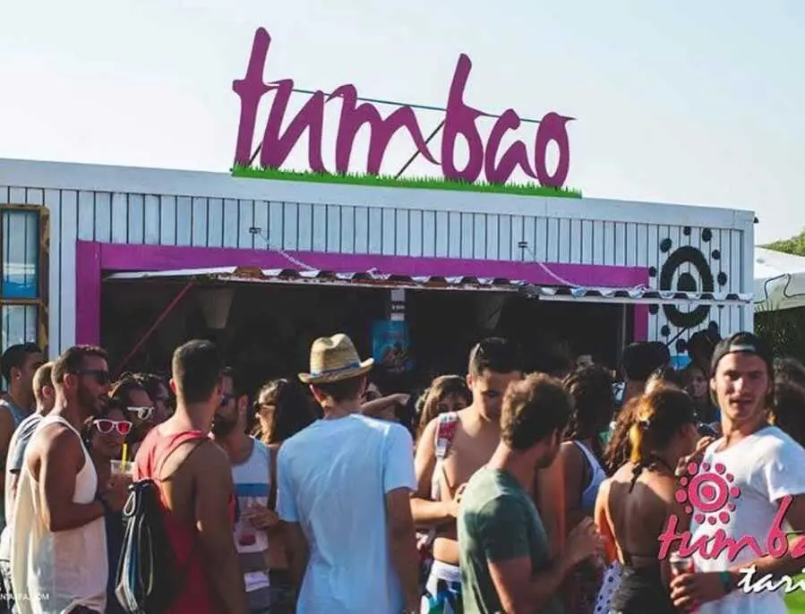 Imagen del chiringuito Tumbao, uno de los establecimientos m&aacute;s conocidos del litoral de Tarifa.