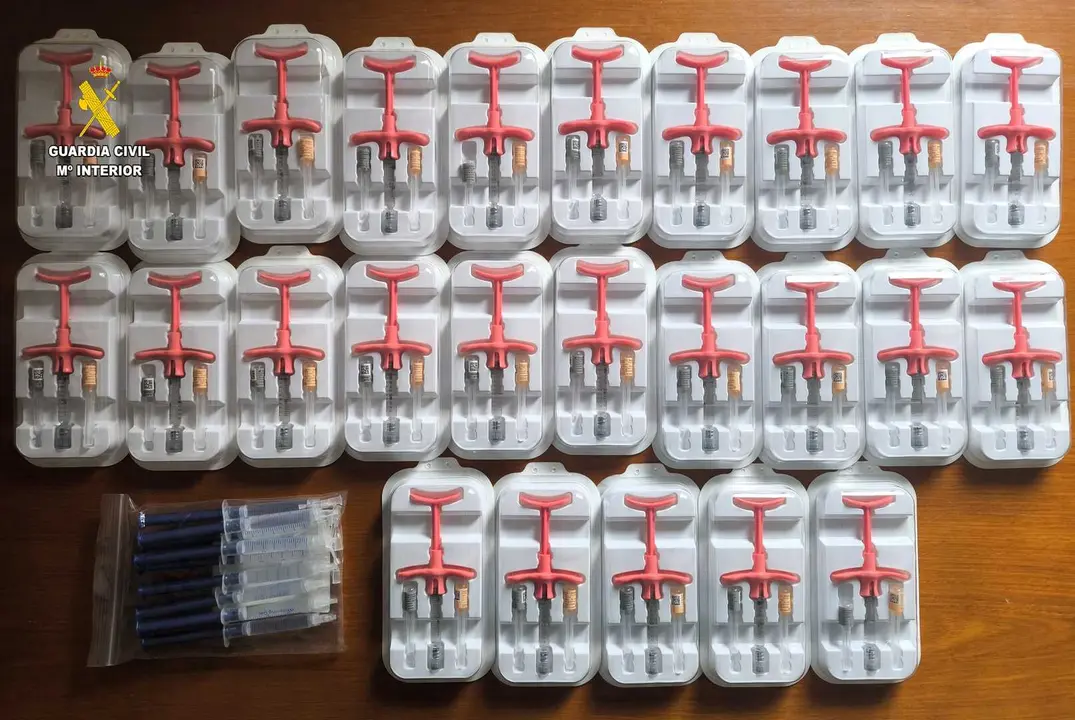 Material sanitario y productos intervenidos por la Guardia Civil durante la investigaci&oacute;n en la cl&iacute;nica est&eacute;tica ilegal.