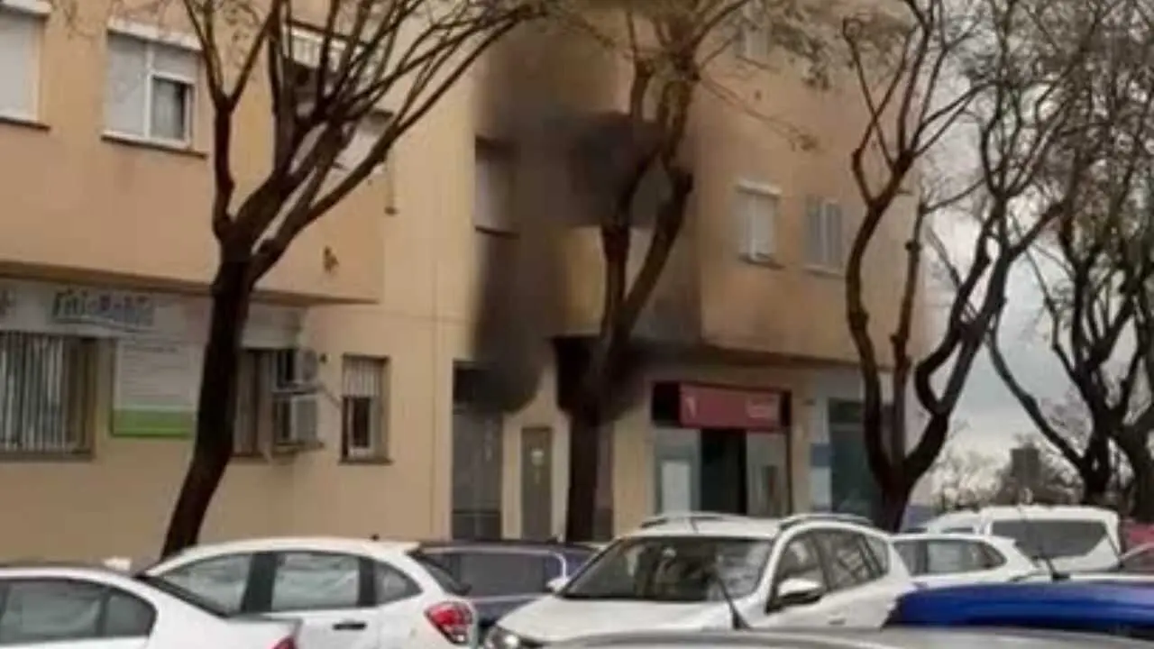 Columna de humo generada tras la explosi&oacute;n registrada en un transformador el&eacute;ctrico en la calle Susano Marcos de Algeciras.