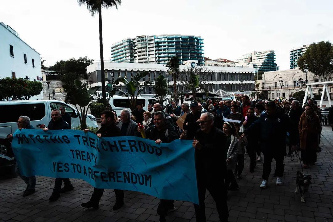 MANIFESTANTES MARCHAN HACIA EL N&Uacute;MERO 6 POR PREOCUPACIONES SOBRE EL TRATADO_21