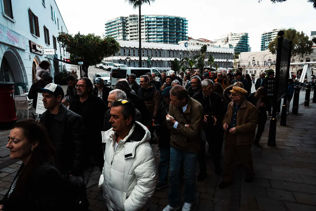 MANIFESTANTES MARCHAN HACIA EL N&Uacute;MERO 6 POR PREOCUPACIONES SOBRE EL TRATADO_24