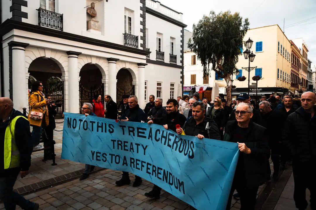 MANIFESTANTES MARCHAN HACIA EL N&Uacute;MERO 6 POR PREOCUPACIONES SOBRE EL TRATADO_30