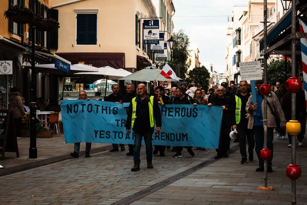 MANIFESTANTES MARCHAN HACIA EL N&Uacute;MERO 6 POR PREOCUPACIONES SOBRE EL TRATADO_31