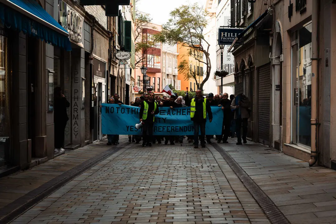 MANIFESTANTES MARCHAN HACIA EL N&Uacute;MERO 6 POR PREOCUPACIONES SOBRE EL TRATADO_32