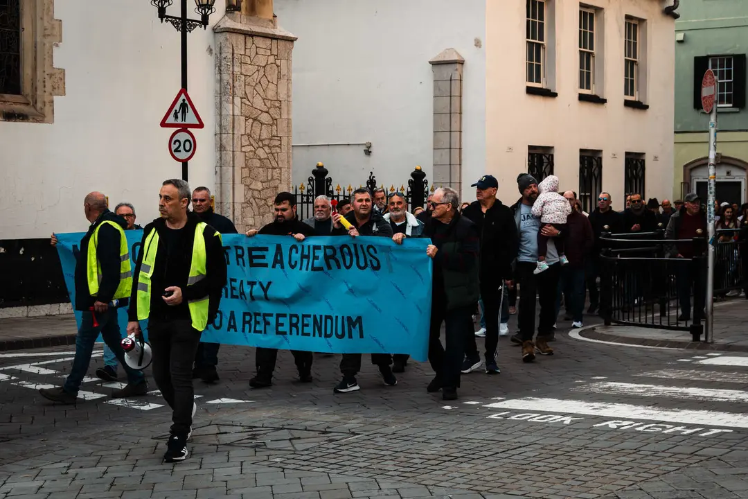 MANIFESTANTES MARCHAN HACIA EL N&Uacute;MERO 6 POR PREOCUPACIONES SOBRE EL TRATADO_33