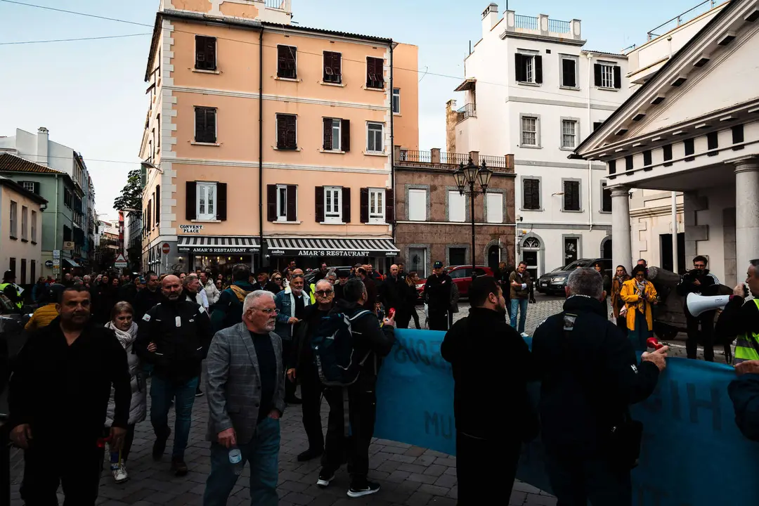 MANIFESTANTES MARCHAN HACIA EL N&Uacute;MERO 6 POR PREOCUPACIONES SOBRE EL TRATADO_35