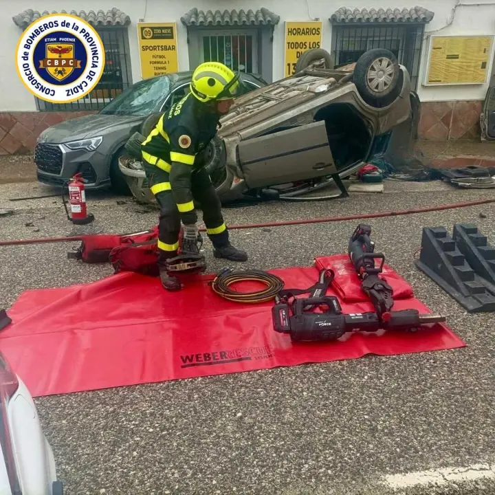 Un hombre ha fallecido este jueves tras un accidente de tr&aacute;fico registrado en la carretera N-340 a su paso por Tarifa
, despu&eacute;s de que el turismo que conduc&iacute;a se saliera de la v&iacute;a y colisionara contra otro veh&iacute;culo estacionado y la fachada de un local de hosteler&iacute;a.

El siniestro ocurri&oacute; alrededor de las 13.40 horas en el kil&oacute;metro 75 de la N-340, en las inmediaciones de Casas de Porro, seg&uacute;n la informaci&oacute;n facilitada por los servicios de emergencias. Por causas que se investigan, el coche abandon&oacute; la calzada y impact&oacute; primero contra un turismo aparcado junto a la carretera antes de terminar empotrado contra la fachada de la pizzer&iacute;a SportsBar.

Hasta el lugar del accidente se desplazaron efectivos del Consorcio de Bomberos de C&aacute;diz
, con dotaciones de los parques de Tarifa y Algeciras
, adem&aacute;s de agentes de la Guardia Civil
 y sanitarios del Centro de Emergencias Sanitarias 061, que incluso llegaron a movilizar un helic&oacute;ptero medicalizado para atender la emergencia.

A la llegada de los equipos de rescate, los ocupantes del veh&iacute;culo estacionado ya se encontraban fuera del turismo y estaban siendo atendidos por los servicios sanitarios. Sin embargo, el conductor del coche que se sali&oacute; de la v&iacute;a, que viajaba solo, qued&oacute; atrapado en el interior del veh&iacute;culo y falleci&oacute; en el lugar del accidente.

Los bomberos tuvieron que realizar maniobras para separar los dos turismos implicados y proceder posteriormente a la excarcelaci&oacute;n del cuerpo sin vida. En el operativo participaron cinco efectivos con varios veh&iacute;culos de intervenci&oacute;n, entre ellos una autobomba urbana ligera, un veh&iacute;culo de rescate, una gr&uacute;a pesada y una unidad de mando.

Tras la intervenci&oacute;n de los servicios de emergencia, el forense de guardia autoriz&oacute; el levantamiento del cad&aacute;ver, que fue puesto a disposici&oacute;n de los servicios funerarios. Las autoridades mantienen abierta la investigaci&oacute;n para esclarecer las circunstancias en las que se produjo este accidente mortal en la N-340, una v&iacute;a que atraviesa el Campo de Gibraltar
 y soporta un elevado volumen de tr&aacute;fico.