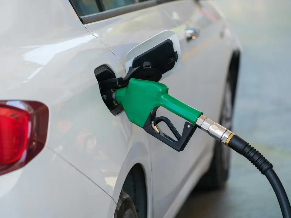 Un veh&iacute;culo reposta combustible en una estaci&oacute;n de servicio en un contexto de subida del precio de la gasolina.