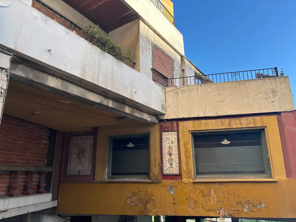 Fachada del edificio Escalinata, situado en la calle Murillo de Algeciras, cuya licencia de demolici&oacute;n ha sido declarada caducada por Urbanismo.