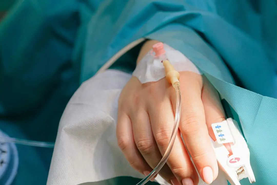Paciente hospitalizado con v&iacute;a intravenosa durante un procedimiento m&eacute;dico.