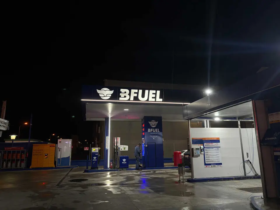Conductores repostan en una gasolinera de la comarca ante el encarecimiento del combustible.