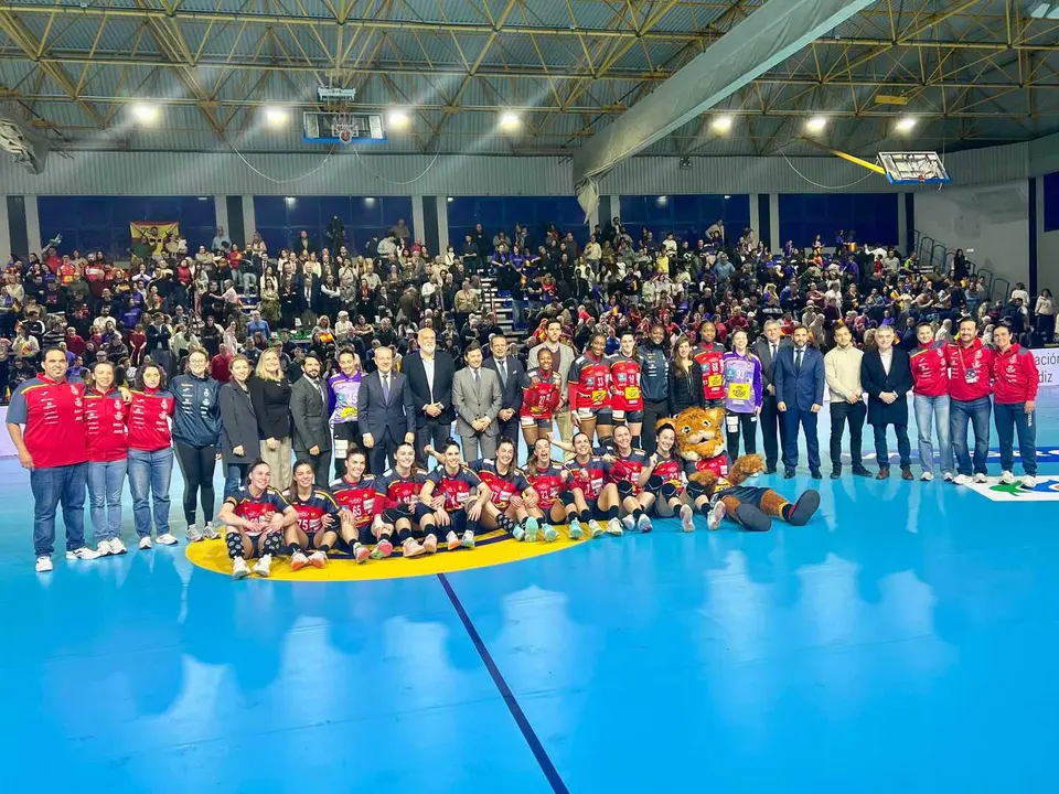 Foto de familia de la selecci&oacute;n espa&ntilde;ola femenina de balonmano junto a autoridades y p&uacute;blico tras el partido disputado en Algeciras correspondiente a la fase clasificatoria del Campeonato de Europa.