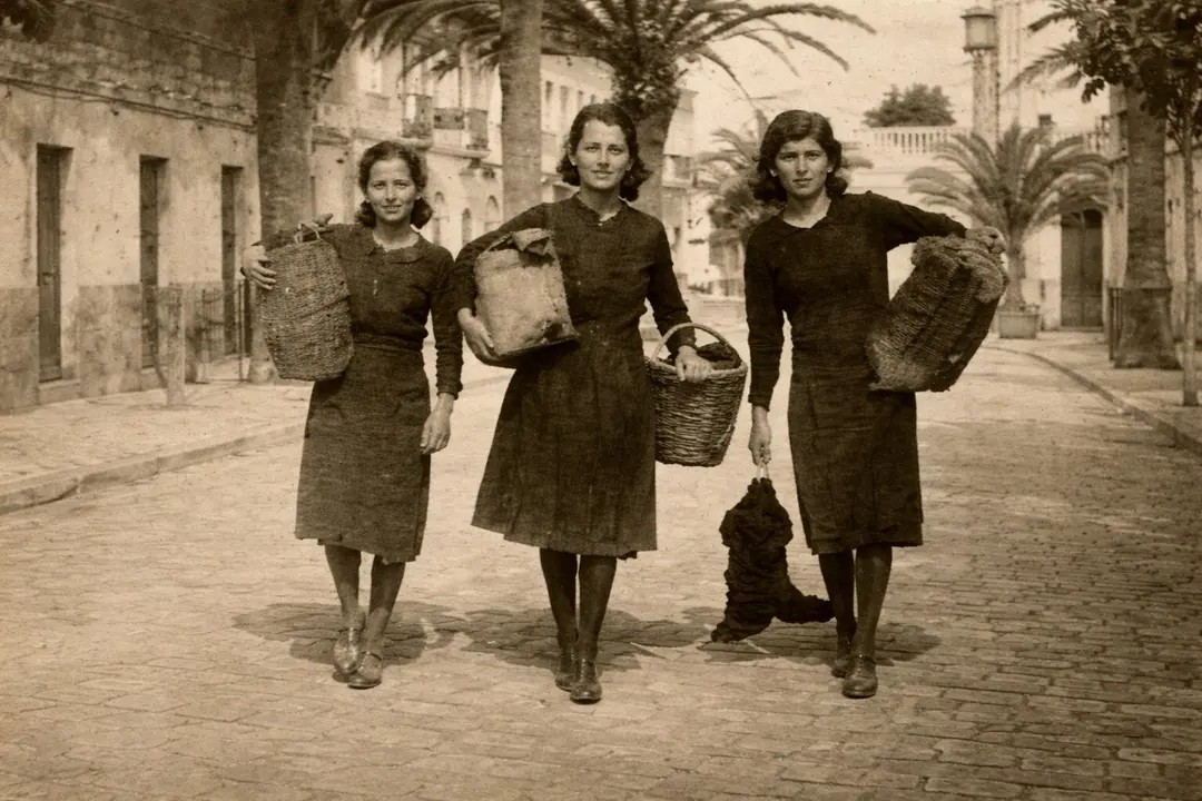 Grupo de mujeres dedicadas al peque&ntilde;o contrabando en la zona fronteriza entre Gibraltar y La L&iacute;nea durante el siglo XX - FOTO: IA