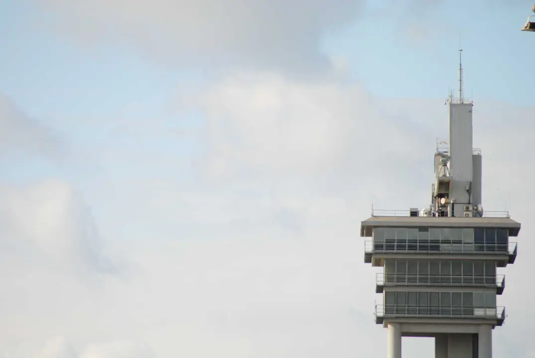 Vista del edificio de la Capitan&iacute;a Mar&iacute;tima junto a la torre de control del Puerto de Algeciras.
