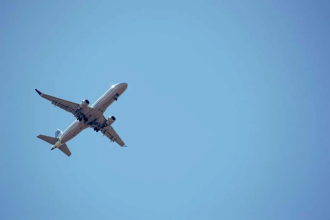 Avi&oacute;n en vuelo durante una operaci&oacute;n comercial, en un contexto de incertidumbre internacional que est&aacute; afectando a reservas y planificaci&oacute;n de viajes.
