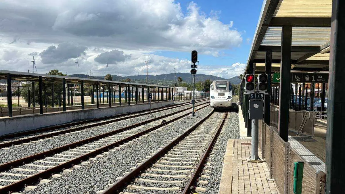 El nuevo sistema permitir&aacute; controlar, supervisar y gestionar a distancia la electrificaci&oacute;n de la l&iacute;nea, garantizando el correcto funcionamiento de los equipos encargados del suministro el&eacute;ctrico a trav&eacute;s de la catenaria
