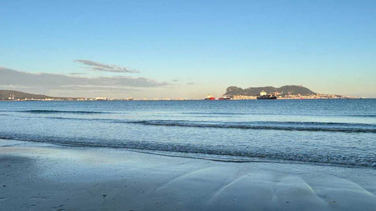 Gracias a la colaboraci&oacute;n entre el Consistorio y la Autoridad Portuaria de la Bah&iacute;a de Algeciras se han realizado hasta ahora cinco aportes de arena en esta franja del litoral